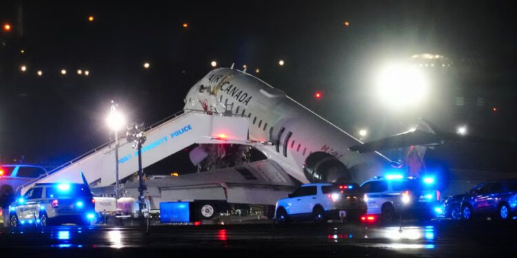Najnovija nesreća aviona LaGuardije: Pilot i kopilot poginuli nakon što se zrakoplov Air Canada zabio u vatrogasno vozilo