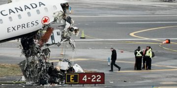 Najnovija nesreća aviona LaGuardije: Video prikazuje užasan trenutak sudara dok Trumpov dužnosnik upozorava putnike da ‘vežu sigurnosni pojas’