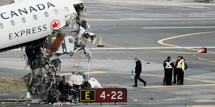Najnovija nesreća aviona LaGuardije: Video prikazuje užasan trenutak sudara dok Trumpov dužnosnik upozorava putnike da ‘vežu sigurnosni pojas’