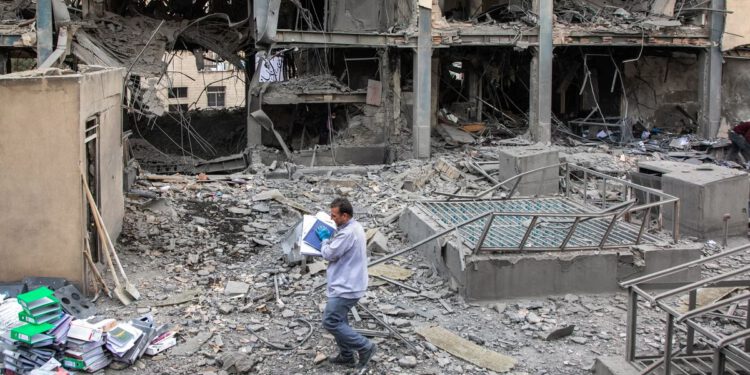 Najnoviji iransko-američki rat: Trump prijeti da će ‘lako’ zauzeti otok Kharg dok nafta bilježi rekordni mjesečni skok