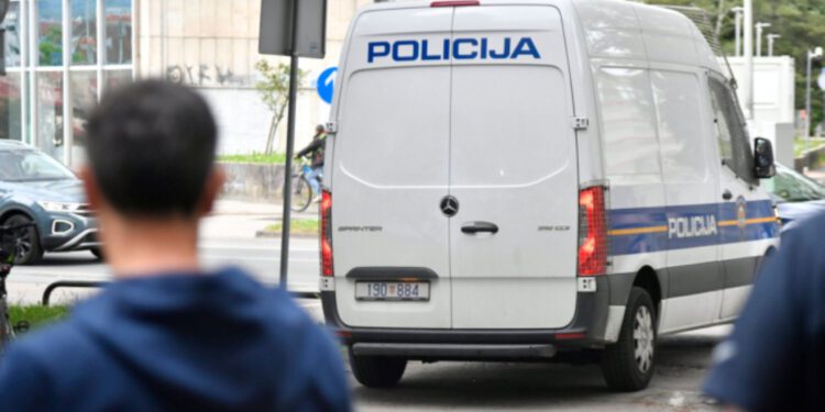 Naoružani dvojac opljačkao zlatarnu u Zagrebu, policija ih ekspresno uhvatila