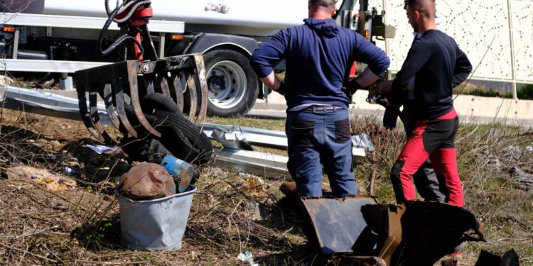 Nastavlja se akcija čišćenja Modrog jezera: Iz grotla izvučene gume i krupni otpad