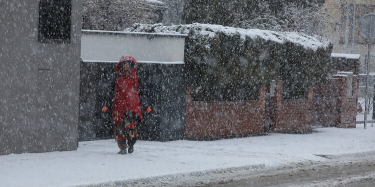 Nestvarni prizori samo sat vremena od Dalmacije: Pogledajte kako snijeg ‘zatrpava’