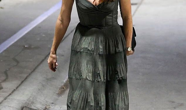 Niste dobili dopis o pravilima odijevanja? Kate Ritchie nosi Zimmermann haljinu od 1500 dolara dok sa svojim izvršnim producentom dolazi na nastup Keli Holiday u ozloglašenom lokalu Coogee