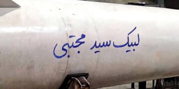 Novi iranski vrhovni vođa potpisuje svoje ime na projektilu usmjerenom na Izrael