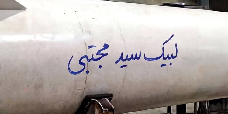 Novi iranski vrhovni vođa potpisuje svoje ime na projektilu usmjerenom na Izrael