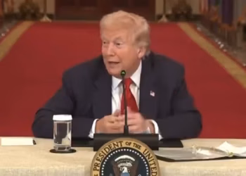 Novinar kojeg je Trump ponizio u trenutku viralne konferencije za novinare progovara nakon bizarnog pitanja o bejzbolskoj karijeri svog sina