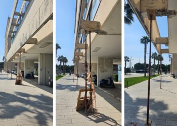 OPASNOST U CENTRU SPLITA Oštećeni dio zgrade ispred HZZO-a već mjesecima stoji poduprt: “Nekidan se bilo malo odronilo”