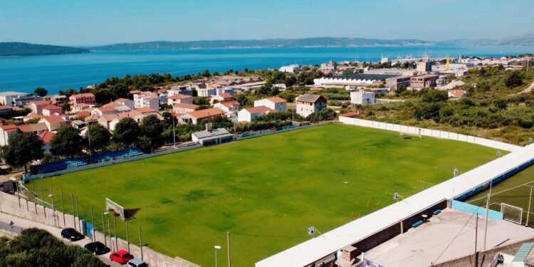 Obnavlja se nogometno igralište HNK Jadran u Kaštel Sućurcu. Vrijednost projekta nešto više od milijum eura