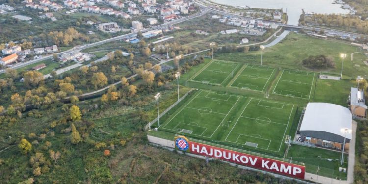 Ovako bi mogao izgledati Hajdukov kamp na ušću Žrnovnice. Kakve bi to ekološke posljedice moglo imati na rijeku i more?