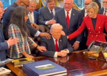 Ovo je jedna od najbizarnijih scena ikad: Ovi su ljudi okružili i dirali Trumpa