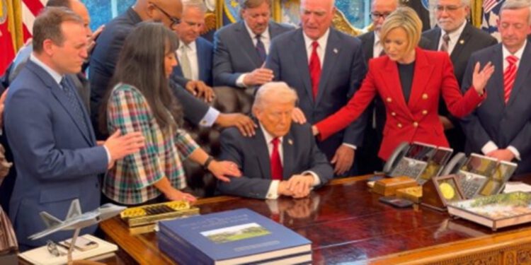 Ovo je jedna od najbizarnijih scena ikad: Ovi su ljudi okružili i dirali Trumpa