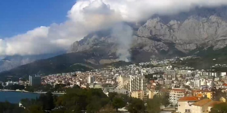 POŽAR IZNAD MAKARSKE: Vatra planula kod Velikog brda, sve snage su na terenu