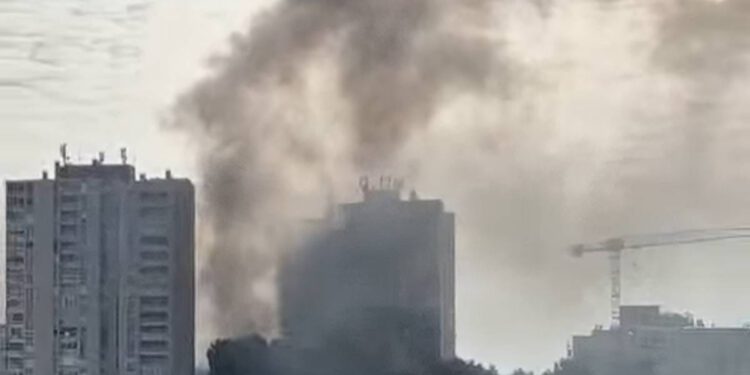 POŽAR U PULI Zapalila se drvenarija i otpad, pa izgorio i automobil