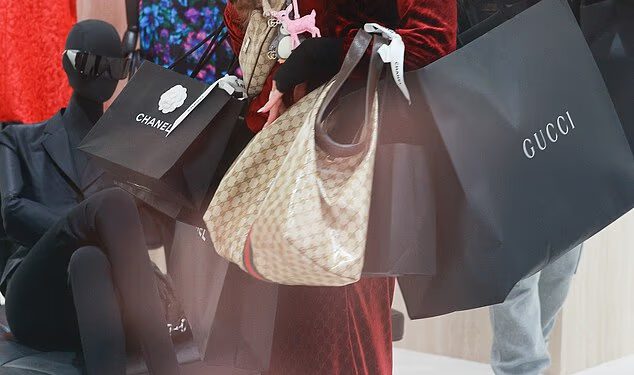 Paris Hilton uživa u raskošnoj kupnji Guccija u pauzi između modnih revija na Tjednu mode u Milanu