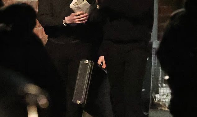 Paul Mescal i Harris Dickinson igraju žetone dok glume Paula McCartneyja i Johna Lennona dok se nastavlja snimanje biografskog filma o Beatlesima u Liverpoolu