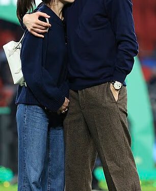 Pep Guardiola zadržao se na slatkom trenutku s kćeri Marijom na terenu Wembleya dok vaga hoće li NAPUSTITI Manchester City unatoč uspjehu u finalu Carabao Cupa