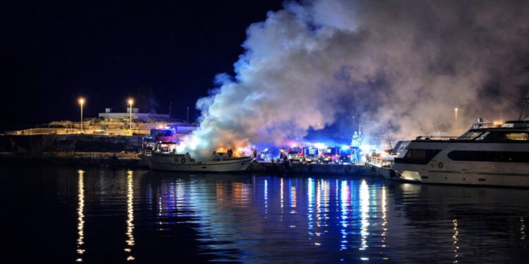 Planuo brod na Bajnicama. Na terenu 12 vatrogasaca