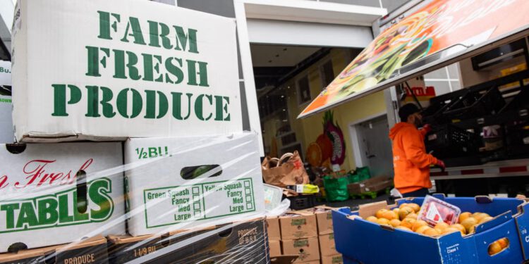Poduzeća počinju dodavati naknade za gorivo za isporuku proizvoda jer su povećanja cijena nafte uslijed rata u Iranu pogodila cilj