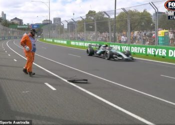 Pogledajte VRLO opasan trenutak kada dužnosnici kroče na stazu s jurećim F1 bolidima na Velikoj nagradi Australije dok komentator viče ‘Ne možete tjerati ljude vani!’