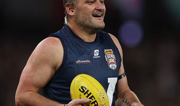 Pogledajte trenutak kada legenda nogometa Brendan Fevola pada na tlo jer ima JAKO bolan zdravstveni problem na radiju uživo