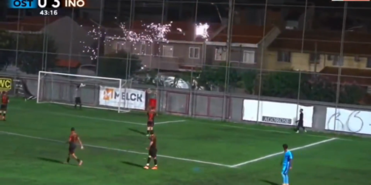 Pokušava udarac, ali pogađa električne kablove: lopta je trenutno udarena strujom