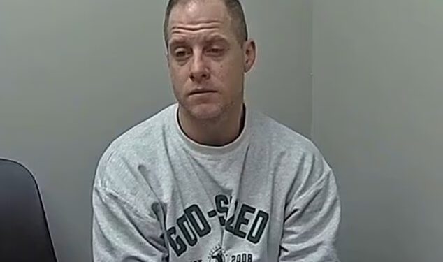 Potresna snimka kamere na tijelu bivšeg natjecatelja Američkog idola nakon što je navodno ubio ženu prikazuje ga kako plače i povraća