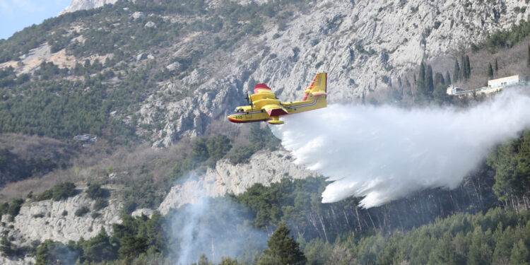 Požar kod Makarske, brojni vatrogasci se bore s vatrenom stihijom