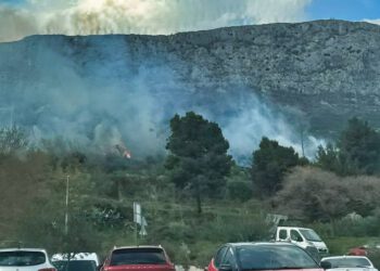 Požar u Solinu. Više vatrogasaca na terenu, gasi se vatrena buktinja…