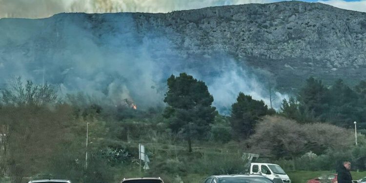 Požar u Solinu. Više vatrogasaca na terenu, gasi se vatrena buktinja…