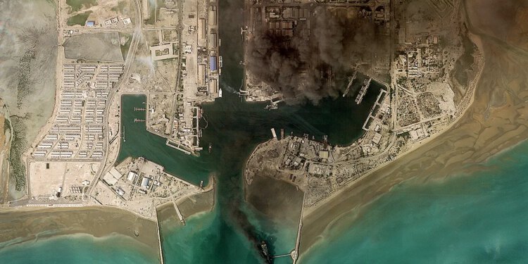 Požari u iranskoj pomorskoj bazi prikazani na satelitskim slikama nakon američko-izraelskih napada