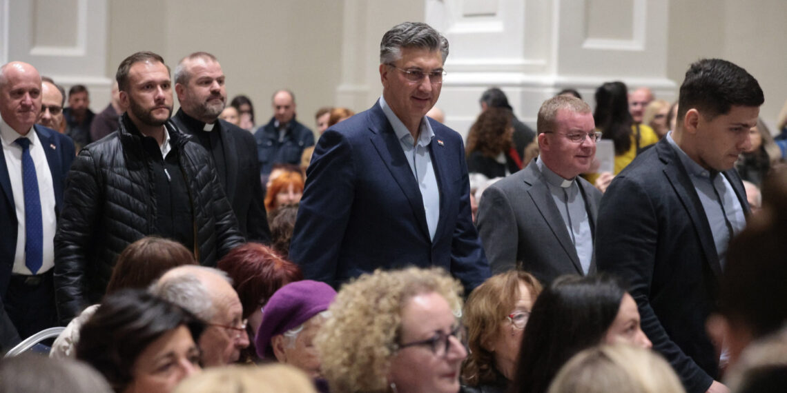 Premijer iznenadio i pojavio se među narodom: Pjevali su u prekrasno obnovljenom zdanju