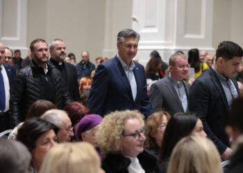 Premijer iznenadio i pojavio se među narodom: Pjevali su u prekrasno obnovljenom zdanju