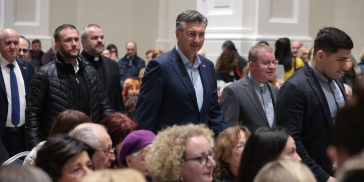 Premijer iznenadio i pojavio se među narodom: Pjevali su u prekrasno obnovljenom zdanju