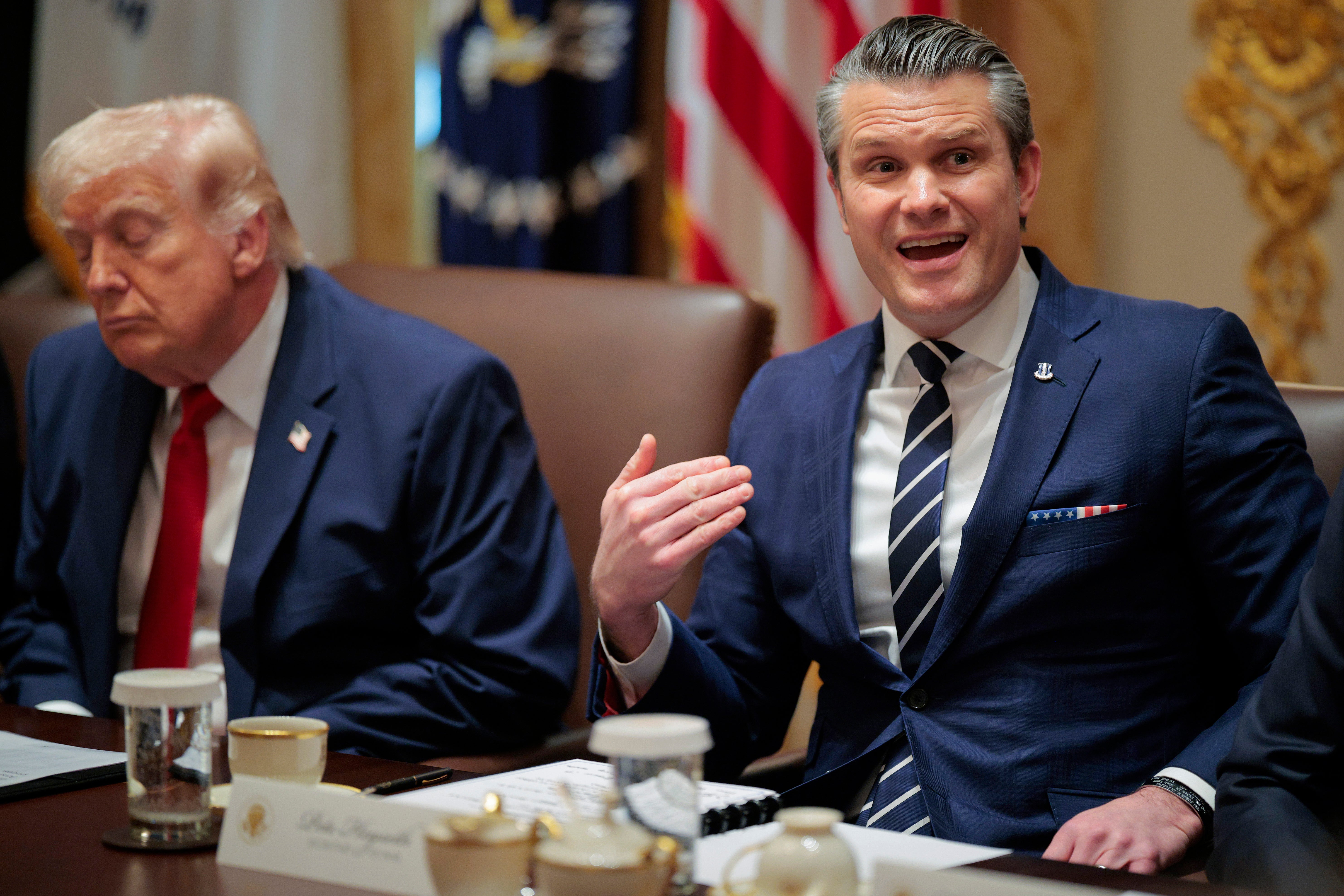 Američki ministar rata Pete Hegseth (desno) govori zajedno s američkim predsjednikom Donaldom Trumpom tijekom sastanka kabineta u kabinetu Bijele kuće 26. ožujka 2026. u Washingtonu, DC