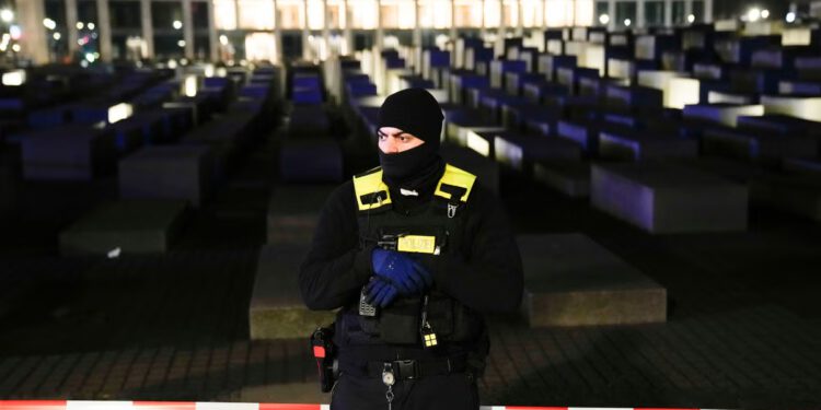 Pristaša Islamske države osuđen na 13 godina zatvora zbog izbadanja turista na spomeniku holokaustu u Berlinu