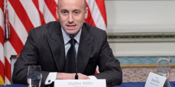 Pritisak Stephena Millera poslao je direktora ICE-a u bolnicu, kaže izvješće. Bijela kuća tvrdnju naziva “smećem”