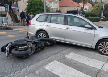 Prometna nesreća u Lapadu, motociklist prevezen u bolnicu (FOTO)