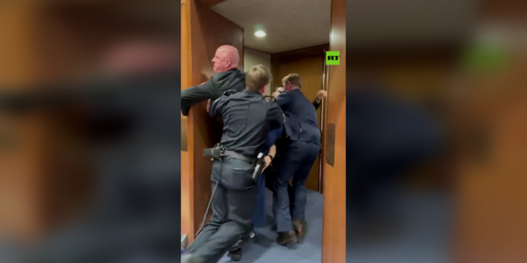 Prosvjednik protiv iranskog rata slomio ruku tijekom tučnjave u američkom Senatu (UZNEMIRUJUĆI VIDEO) — RT World News