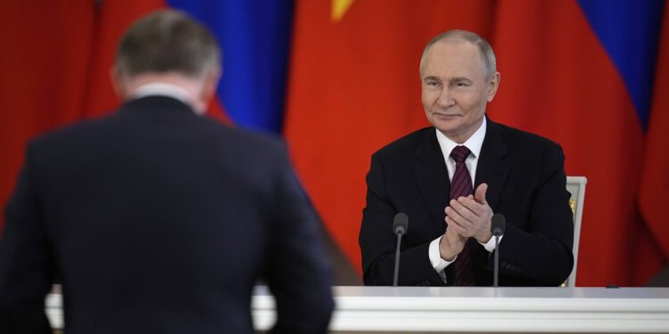 Putin umire od smijeha zbog onoga što se upravo događa