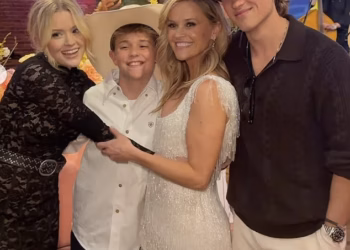 Reese Witherspoon viđena je sa sve troje svoje djece na proslavi 50. rođendana, dok bivši Ryan Phillippe ostavlja slatku reakciju