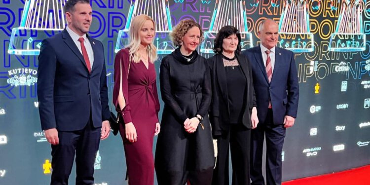 Rijetko je viđamo, a sada je zablistala: Elegantna crna dominacija supruge našeg župana ukrala pažnju na crvenom tepihu