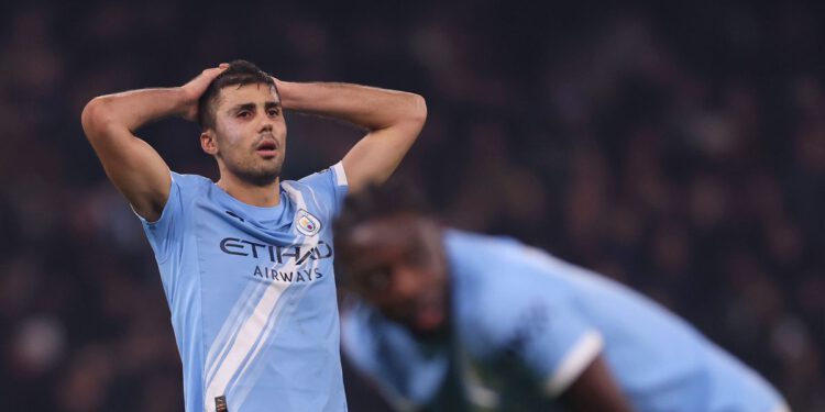 Rodri špijunira i uznemirava susjedstvo. Pritužba je podnesena protiv veznjaka