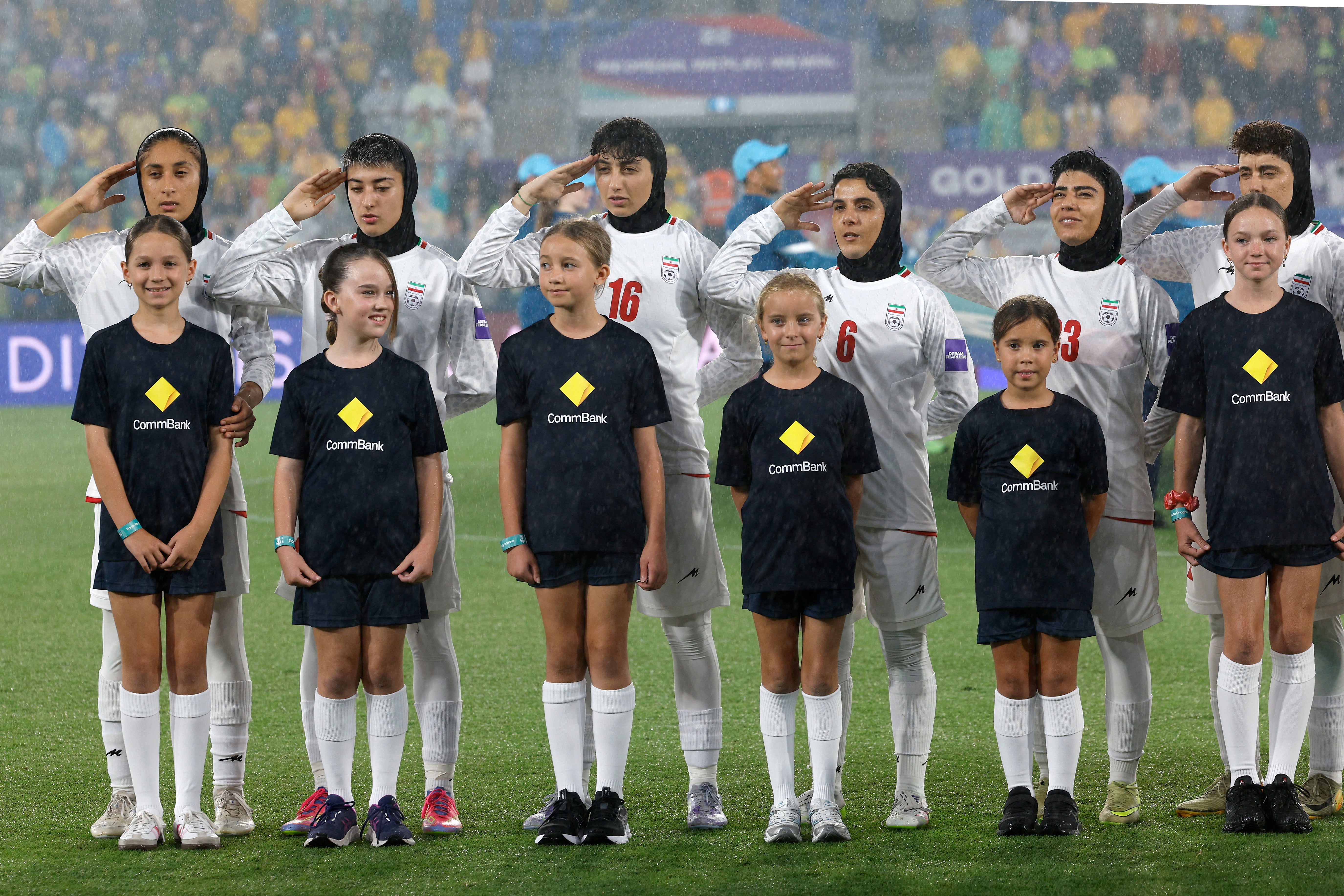 Iranske igračice pozdravljaju tijekom intoniranja nacionalne himne prije nogometne utakmice AFC ženskog azijskog kupa u Australiji 2026. između Irana i Australije u Gold Coastu 5. ožujka 2026.