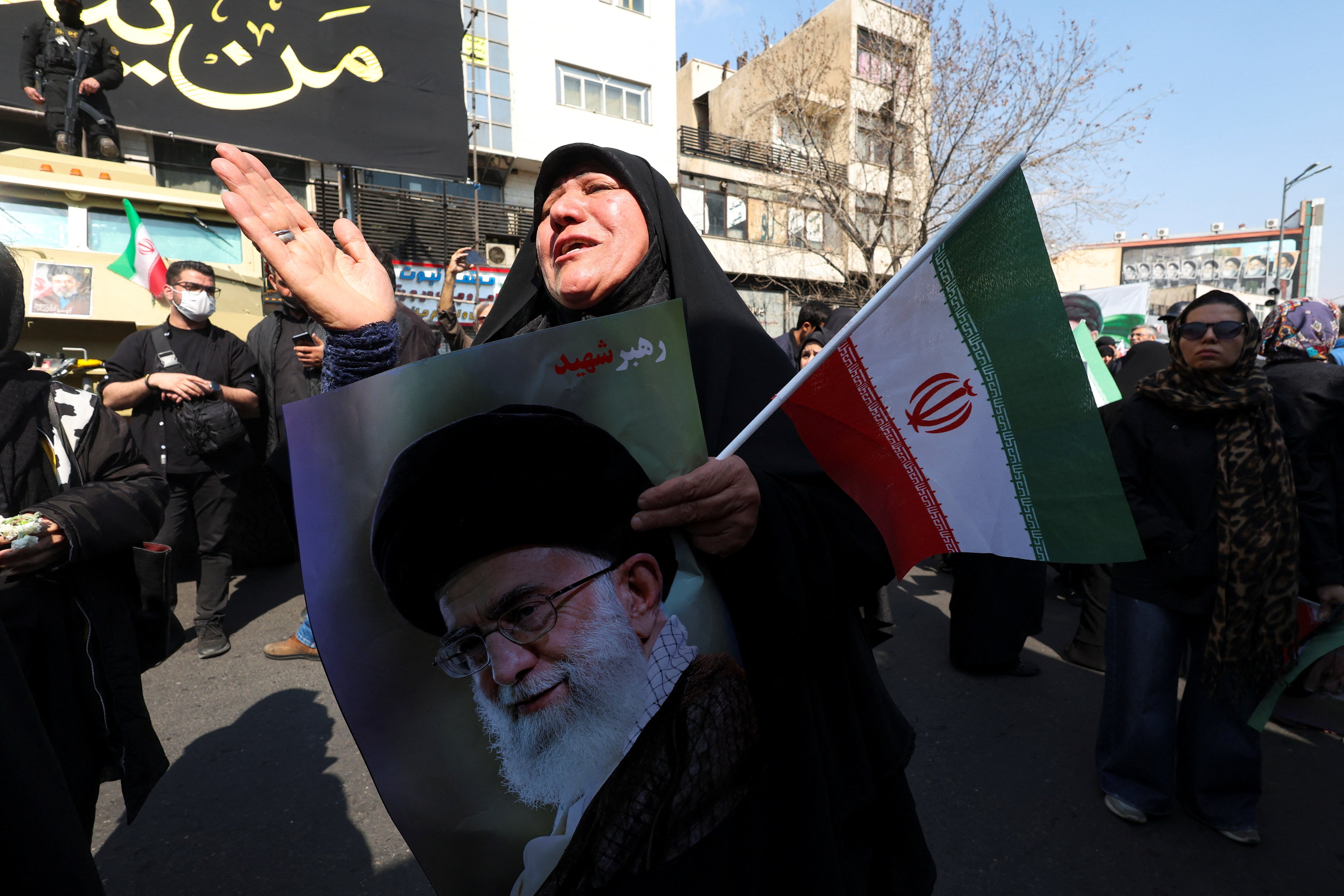 Žena tuguje dok drži poster pokojnog iranskog vrhovnog vođe ajatolaha Alija Khameneija, koji je ubijen u zračnim napadima