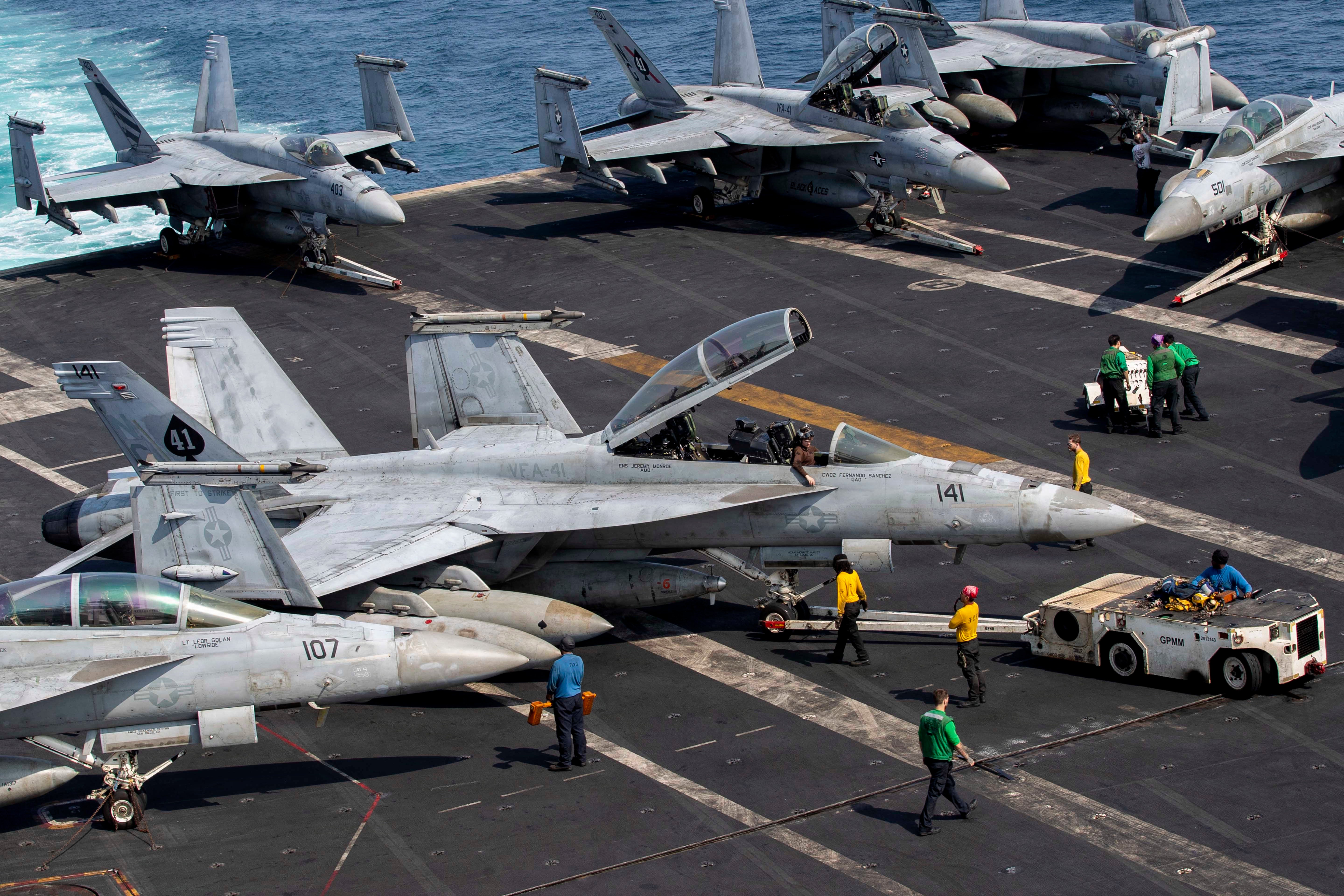 Posada priprema američki borbeni zrakoplov na brodu USS Abraham Lincoln [file]