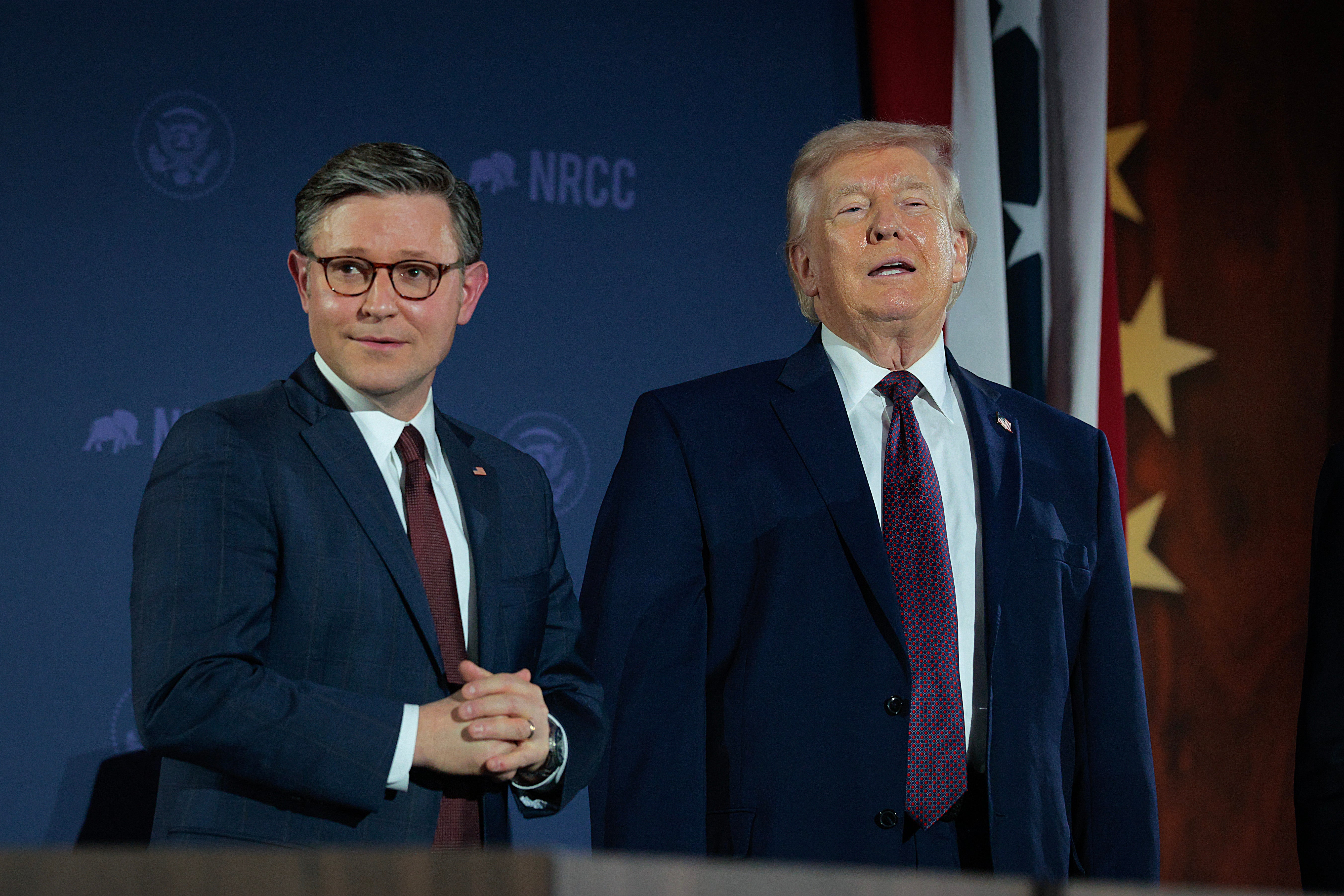 Predsjednik Predstavničkog doma Mike Johnson rekao je da je nagrada 'America First Award' 'prekrasna zlatna statua... prikladna za novu zlatnu eru u Americi'