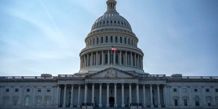 Senator GOP-a pomaže ukloniti prosvjednika iz sobe za saslušanja u Senatu koji se opirao uhićenju