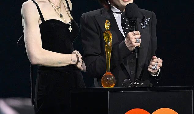 Sharon Osbourne prkosno je odgovorila na ‘nasilnike’ koji okrutno troliraju izgled njezine kćeri Kelly nakon Ozzyjeve smrti