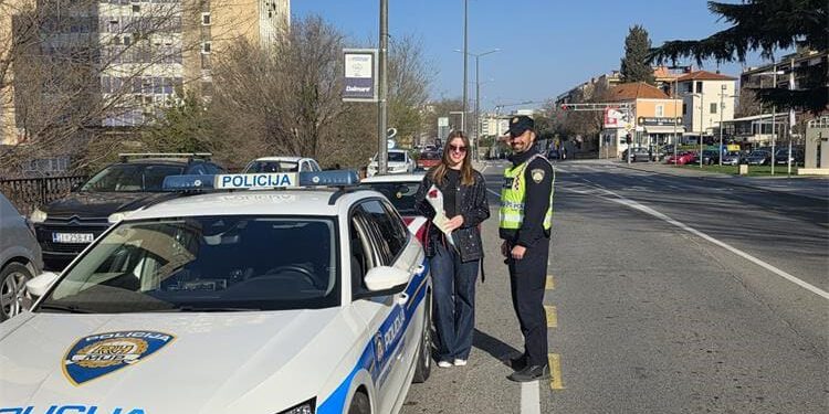 Šibenski policajci dijelili ruže savjesnim vozačicama